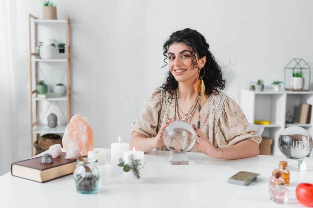 التواصل مع تاروت سارة